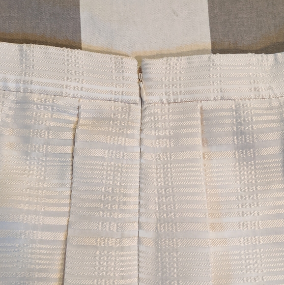 NWT White pleated pearlescent skirt - Picture 2 of 5